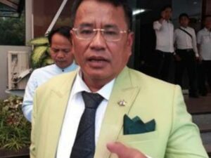 Berita artis: Emosinya kembali meluap, Hotman Paris sindir musuhnya yang menyebut konten pornografi pada saat berdansa dengan aspri cantik.