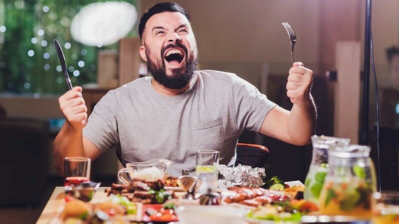 Berita terkini: dokter Tirta mengungkapkan bahwa makan berlebihan saat berbuka puasa dan sahur dapat meningkatkan kolesterol.