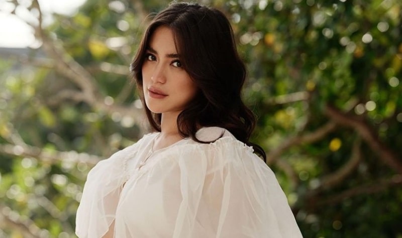 Berita artis: Jessica Iskandar sampaikan harapan atas pemberian nama anak keduanya, netizen ramai beri pujian kecantikannya usai melahirkan.  
