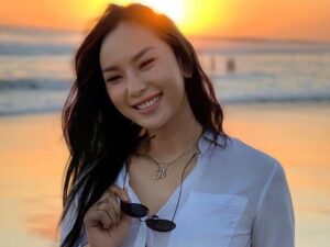 Berita artis: Artis Kalina Octaranny dikabarkan akan kembali menikah untuk kelima, kali ini diketahui dengan seorang pria brondong.