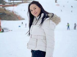 Berita artis: belum genap satu tahun cerai dari Vicky Prasetyo, Kalina Oktarani gandeng pacar baru yang lebih muda darinya.