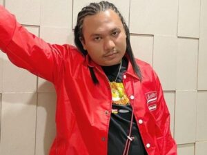 Berita artis: Foto Keanu Agl bersama dengan wanita berhijab tersebar di dunia maya. Banyak yang menduga Keanu melakukan taaruf.