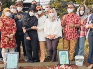Berita artis: Keluarga Haji Faisal kembali mengunjungi makam Vanessa Angel dan Biby Ardiansyah setelah keputusan hak asuh Gala diumumkan.