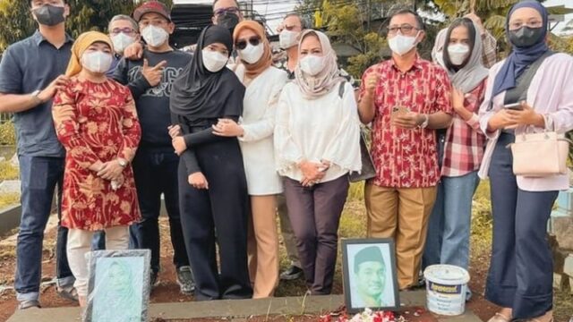 Berita artis: Keluarga Haji Faisal kembali mengunjungi makam Vanessa Angel dan Biby Ardiansyah setelah keputusan hak asuh Gala diumumkan.