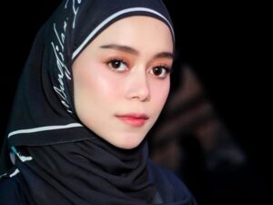 Berita artis: hijab yang dikenakan oleh Lesti Kejora dalam potret dirinya bersama dengan Ukkasya harganya mencapai Rp8 Juta.