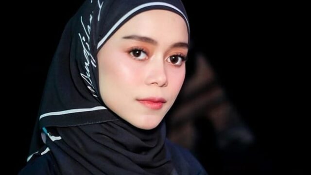 Berita artis: hijab yang dikenakan oleh Lesti Kejora dalam potret dirinya bersama dengan Ukkasya harganya mencapai Rp8 Juta.