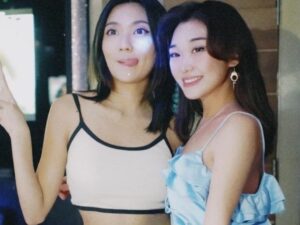 Berita artis: Livy Renata disebut seperti emak-emak saat mengenakan baju seksi ini, wajahnya terlihat lebih tua dari yang biasanya.