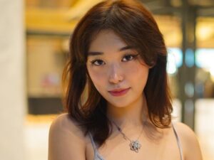 Berita artis: Livy Renata hebohkan publik dengan pernyataanya yang mengatakan bahwa puasa dapat membuat seseorang sakit perut dan menderita penyakit maag.