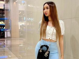 Berita artis: Lucinta Luna terlihat semakin catik usai lakukan operasi plastik, kecantikannya pun dinilai kalahkan patung yang ada di mall.