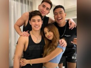 Berita artis: Lucinta Luna belum lama ini mendapatkan sebuah cincin dari seorang pria yang memiliki badan kekar, Lucinta Luna lantas senang banget.