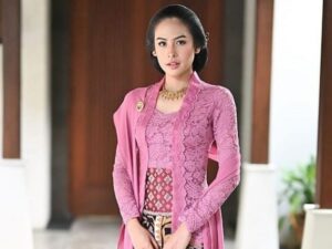 Berita artis: pemerintah secara resmi menunjuk artis Maudy Ayunda sebagai juru bicara pemerintah untuk Presidensi G20 Indonesia.