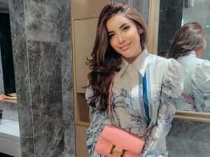 Berita artis: Terlalu hot, pengacara Hotman Paris unggah video ketika berjoget mesra dengan Millen Cyrus.