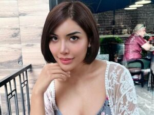 Berita artis: Millen Cyrus tampil dengan gaya rambut baru yakni bergaya pendek bob dan terlihat mirip seperti polwan alias polisi wanita.