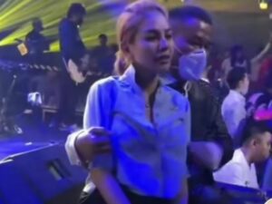 Berita artis: Hotman Paris belum lama ini tampak bersama dengan artis sensasional Nikita Mirzani, keduanya pun tampak akrab satu sama lain.