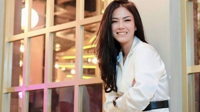 Berita artis: Nita Gunawan curhat mengenai wajahnya yang tidak simetris. Kendati begitu, dirinya sangat bersyukur kepada Tuhan.