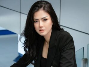 Berita artis: Nita Gunawan sosok yang digosipkan selingkuhan Raffi Ahmad ini menyebutkan dirinya hanyalah wanita biasa.