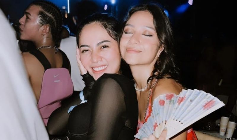 Berita artis: Artis Rachel Vennya memposting foto seksi, terlihat memakai sebuah tato di tangannya yang langsung jadi sorotan warganet.