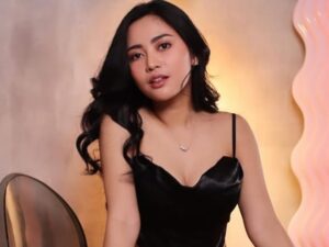 Berita artis: Rachel Vennya unggah sebuah foto baru dengan pamer punggung mulus malah buat netizen merasa panas dingin.