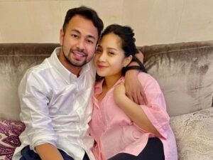 Raffi Ahmad buat banyak netizen merasa bangga saat melihat fotonya terpajang di acara New York Fashion Week.
