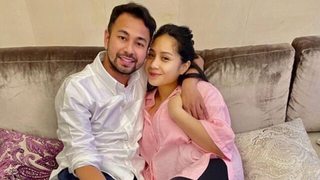 Raffi Ahmad buat banyak netizen merasa bangga saat melihat fotonya terpajang di acara New York Fashion Week.