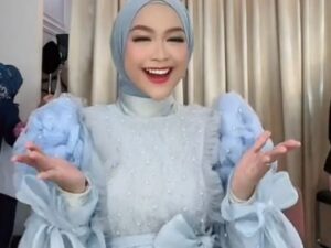 Barita artis: Ria Ricis belum lama ini mengklarifikasi bahwa perut buncitnya yang ada di photoshoot ditambah dengan bantal sehingga terlihat lebih besar.