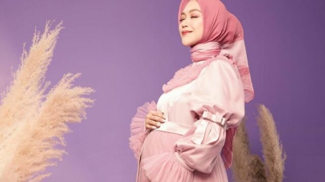 Berita artis: Ria Ricis unggah foto USG calon buah hatinya di akun Instagram, hidungnya mancung dan disebut mirip suami, Teuku Ryan.