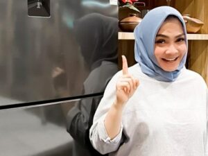 Berita artis: Rieta Amilia atau akrab disapa Mama Rieta menggugat cerai suaminya, Basuki Widjaja di Pengadilan Agama Jakarta Selatan.