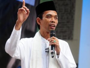 Berita artis: Ustaz Abdul Somad menjelaskan bagaimana hukumnya seorang suami mencium istrinya di saat bulan Ramadhan, apakah bata puasanya?