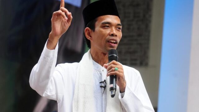 Berita artis: Ustaz Abdul Somad menjelaskan bagaimana hukumnya seorang suami mencium istrinya di saat bulan Ramadhan, apakah bata puasanya?