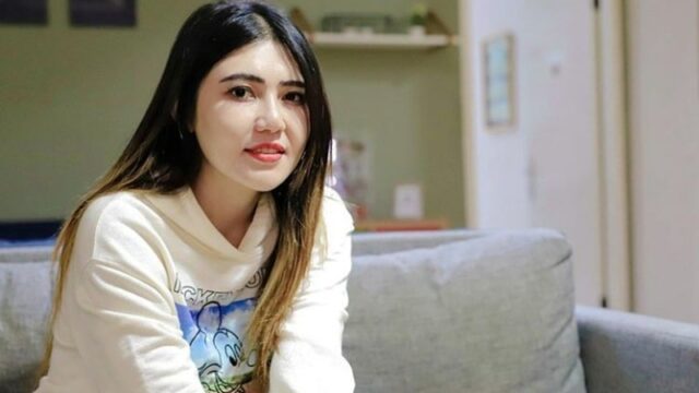 Berita artis: penampilan terbaru Via Vallen mencuri perhatian netizen karena dinilai lebih cantik dulu daripada yang sekarang.