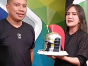 Berita artis: Artis Vicky Prasetyo belum lama ini mendapatkan kejutan dari artis cantik Shandy Aulia di hari ulang tahunnya yang hebohkan warganet.