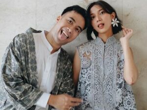 Berita artis: Vidi Aldiano menyebutkan istrinya Sheila tidak bisa memasak. Bahkan, saat memasak telur bentuknya seperti plastik.