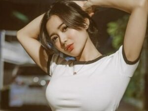 Berita artis: Asik joget tiktok di jalan, netizen blak-blakan mengaku resah melihat tingkah dan kecantikan Wika Salim.