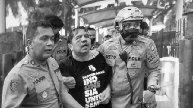 Berita Terbaru: Pegiat media sosial Ade Armando dikabarkan babak belur dihajar massa saat demo mahasiswa, Senin (11/4/2022) di depa gedung DPR RI