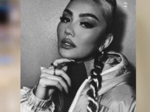 Berita artis: Berikut sejumlah potret cantik Agnes Mo saat foto majalah di Amerika yang dinilai netizen mirip boneka.