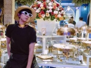 Berita artis: Pelawak Aming kembali tampil seperti halnya seorang perempuan, lengkap dengan wig serta silicon berlenggan mengenakan heels.