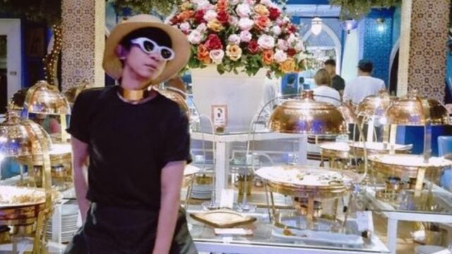 Berita artis: Pelawak Aming kembali tampil seperti halnya seorang perempuan, lengkap dengan wig serta silicon berlenggan mengenakan heels.