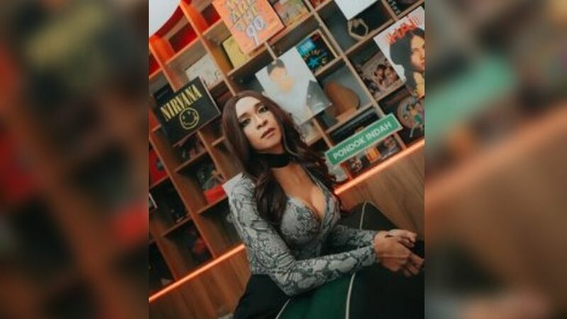 Berita artis: Aming punya payudara hingga buat banyak dari netizen terkejut dengan oenampilan baru mantan suami Evelyn Nada Anjani ini.
