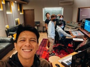 Berita artis: Ariel NOAH mengungkapkan bahwa dirinya tidak pernah ditolak oleh wanita, ternyata ini tips yang dilakukan oleh Ariel agar tidak pernah ditolak.