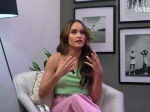 Berita artis: Saking jarangnya belanja, celana dalam Cinta Laura robek alias dalaman bolong-bolong hingga dimarahi sang mama.