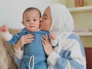Berita artis: Gemes banget potret kebersamaan Dinda Hauw dan putra  pertamanya, Shaka yang terlihat salah tingkah.