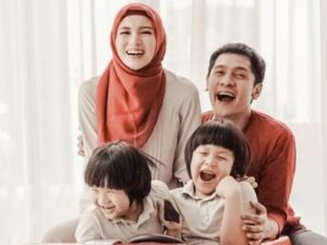 Berita artis: Lucunya tingkah Adi Nugroho yang beri kode agar disuapi oleh sang istri buat warganet merasa terhibur.