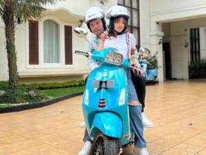 Berita artis: Netizen sampai gemas lihat eksprsi Thariq Halilintar ketika kekasihnya, Fuji malah asik sendiri dengan ponsel dan cuek terhadnya.