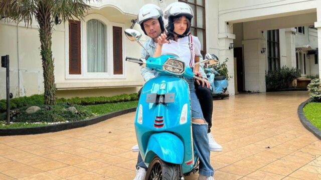 Berita artis: Netizen sampai gemas lihat eksprsi Thariq Halilintar ketika kekasihnya, Fuji malah asik sendiri dengan ponsel dan cuek terhadnya.