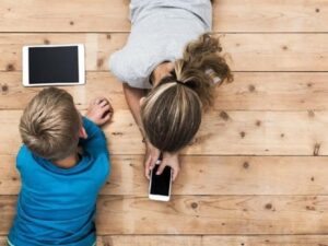 anak bermain gadget