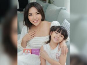 Hanya liburan berdua dengan putri cantiknya, Gisella Anastasia merasa jika Gempi terlihat lebih manis karena jadi anak penurut.