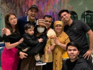 Berita artis: Haji Faisal rayakan pertamambahan usia bareng keluarga, netizen salfok apda wajah Tahriq Halilintar yang mirip dengannya.