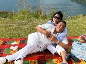 Berita artis: Hotman Paris terlihat nyaman di pangkuan istri sah saat pergi camping di tepi danau untuk menikmati liburan, Senin (18/4/2022).
