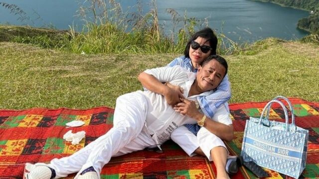 Berita artis: Hotman Paris terlihat nyaman di pangkuan istri sah saat pergi camping di tepi danau untuk menikmati liburan, Senin (18/4/2022).