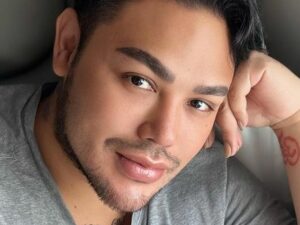 Berita artis: Penampilan Ivan Gunawan saat baru bangun tidur mampu membuat banyak netizen merasa meleleh saking tampannya.